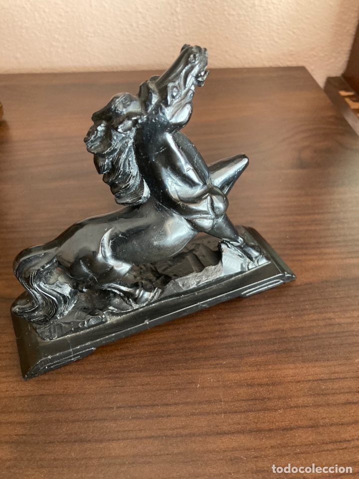 Arte: Talla caballo jade negro