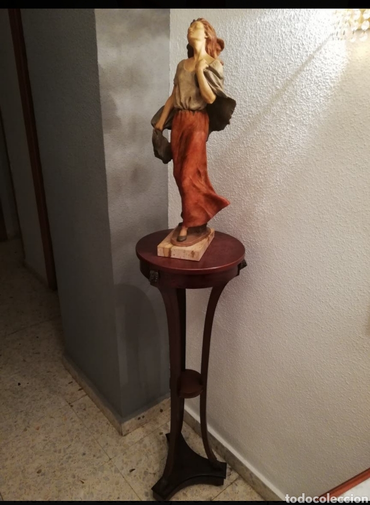 Arte: FIGURAS MUJER DE CER&Aacute;MICA CON PIES DE MADERA - Foto 2