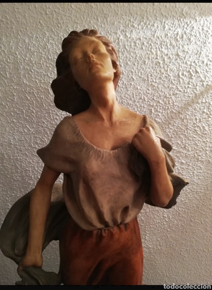Arte: FIGURAS MUJER DE CER&Aacute;MICA CON PIES DE MADERA - Foto 4