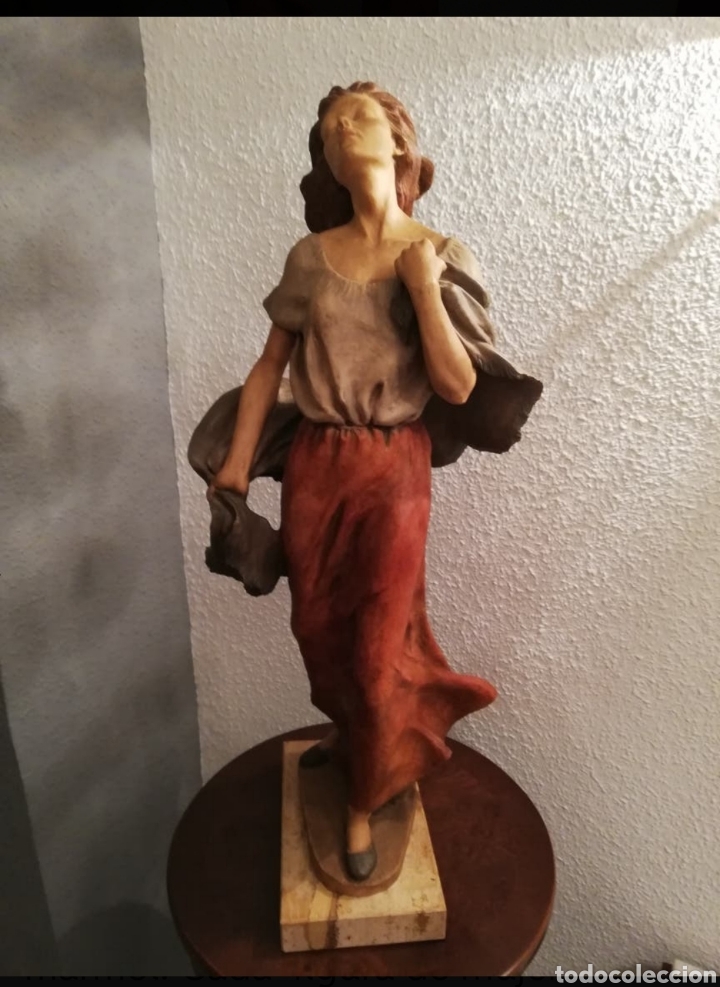 Arte: FIGURAS MUJER DE CER&Aacute;MICA CON PIES DE MADERA - Foto 5