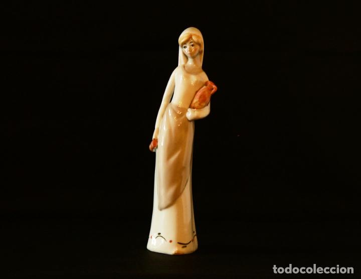 Arte: FIGURA MUJER CON C&Aacute;NTARO - Foto 1