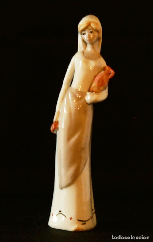 Arte: FIGURA MUJER CON C&Aacute;NTARO - Foto 2
