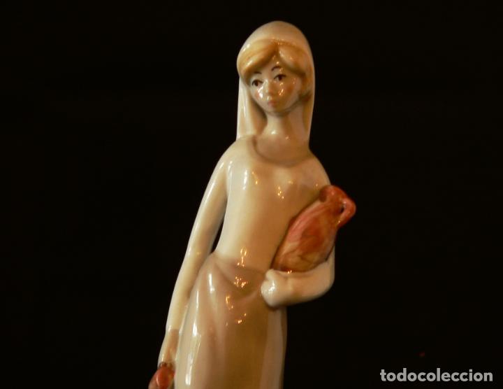 Arte: FIGURA MUJER CON C&Aacute;NTARO - Foto 3