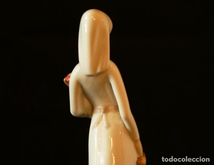 Arte: FIGURA MUJER CON C&Aacute;NTARO - Foto 4