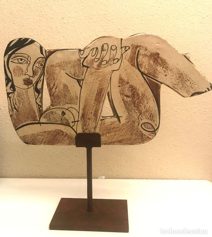 Arte: ESCULTURA DE MUJER (sobre stand de hierro) - Foto 2