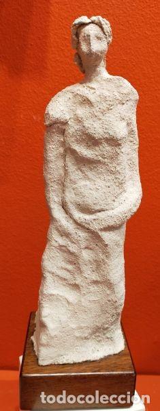Arte: Mujer. Escultura en barro cocido - Foto 1