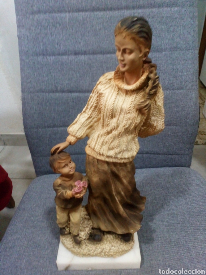 Arte: Figura de mujer y ni&ntilde;o - Foto 2