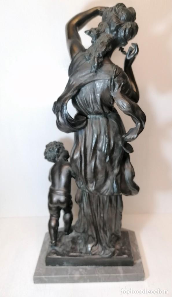 Arte: Figura de calamina bronceada mujer con ni&ntilde;o impecable - Foto 2