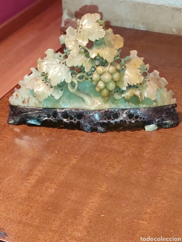 Arte: Figura oriental,racimo de uvas tallado en Jade. - Foto 2
