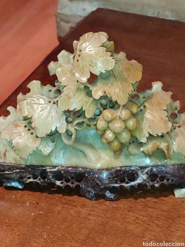 Arte: Figura oriental,racimo de uvas tallado en Jade. - Foto 3