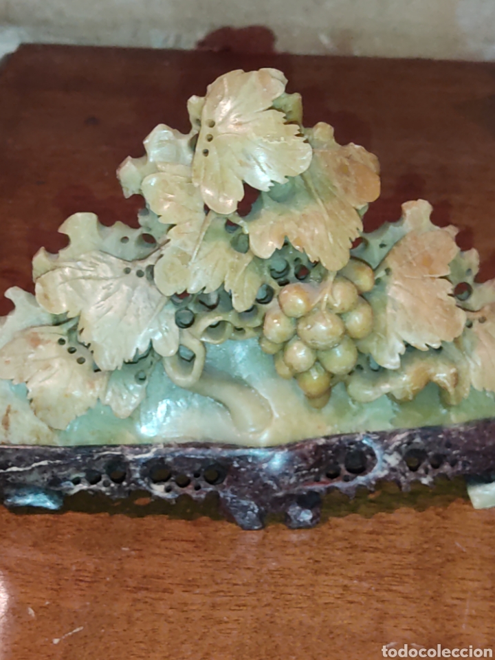 Arte: Figura oriental,racimo de uvas tallado en Jade. - Foto 8
