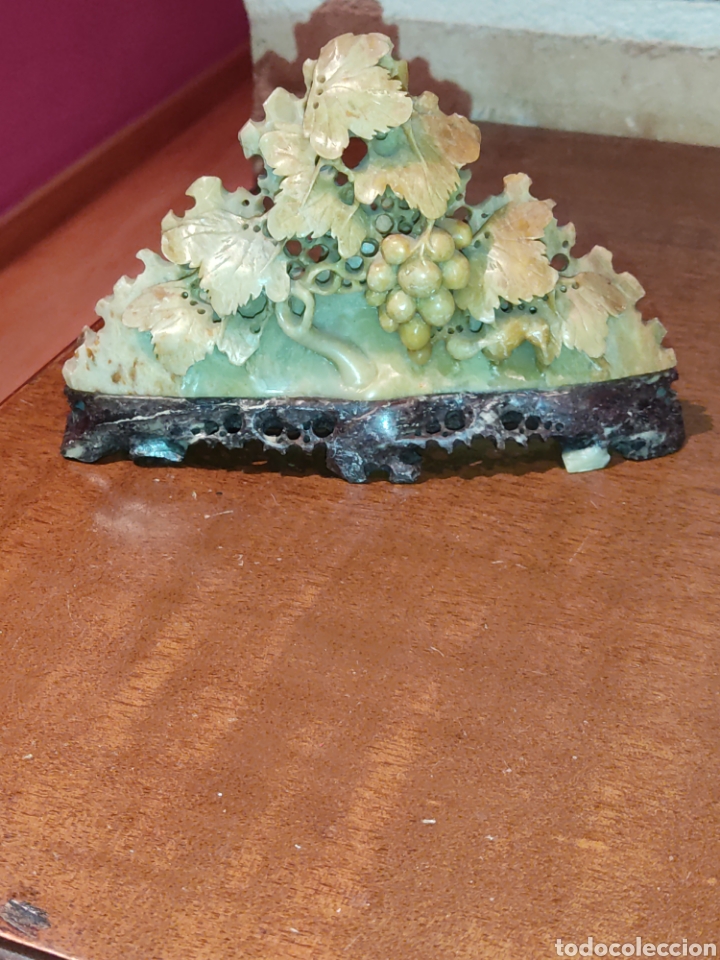 Arte: Figura oriental,racimo de uvas tallado en Jade. - Foto 1