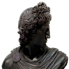Antiguo busto con peana de escayola con la representación de un rey romano. S. XX. 54x37x18. Casino