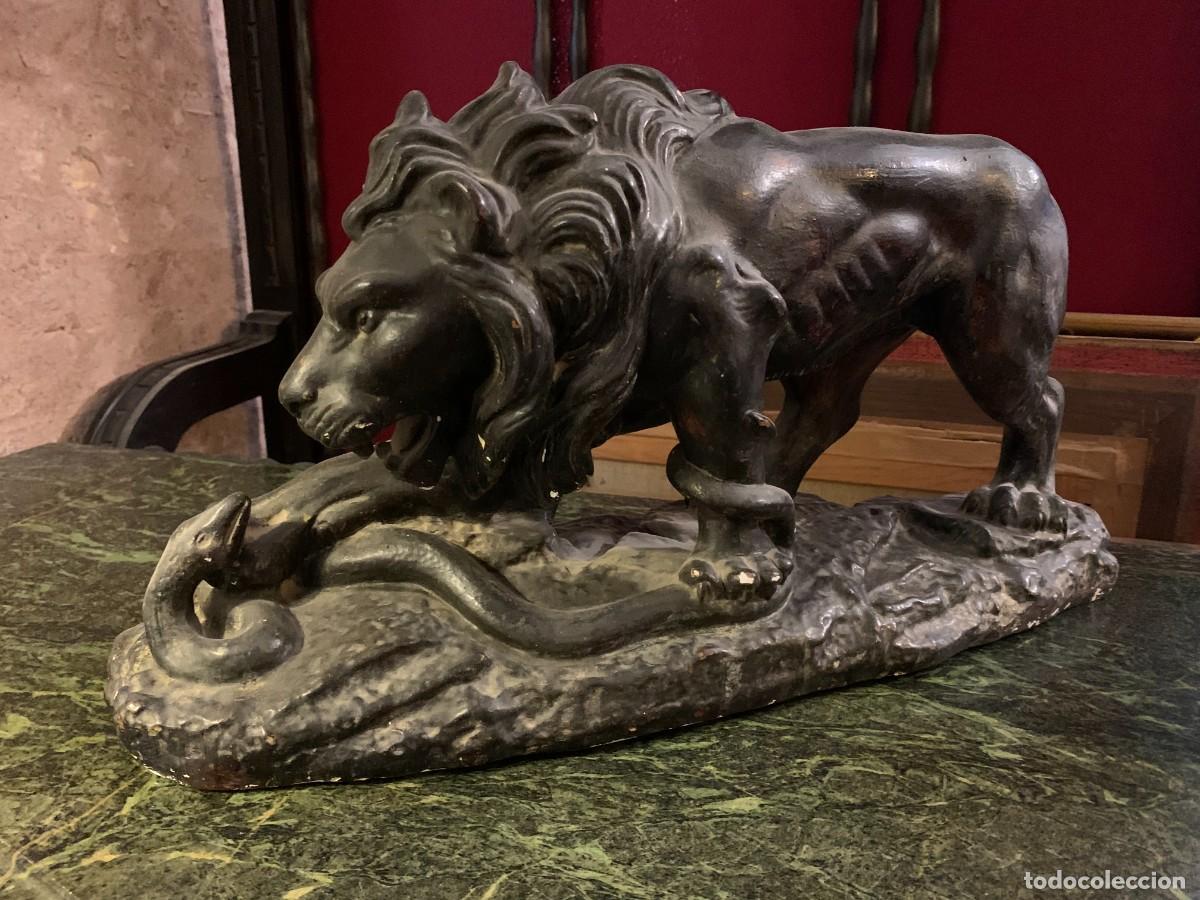 Arte: Antigua escultura de le&oacute;n cazando - Foto 1