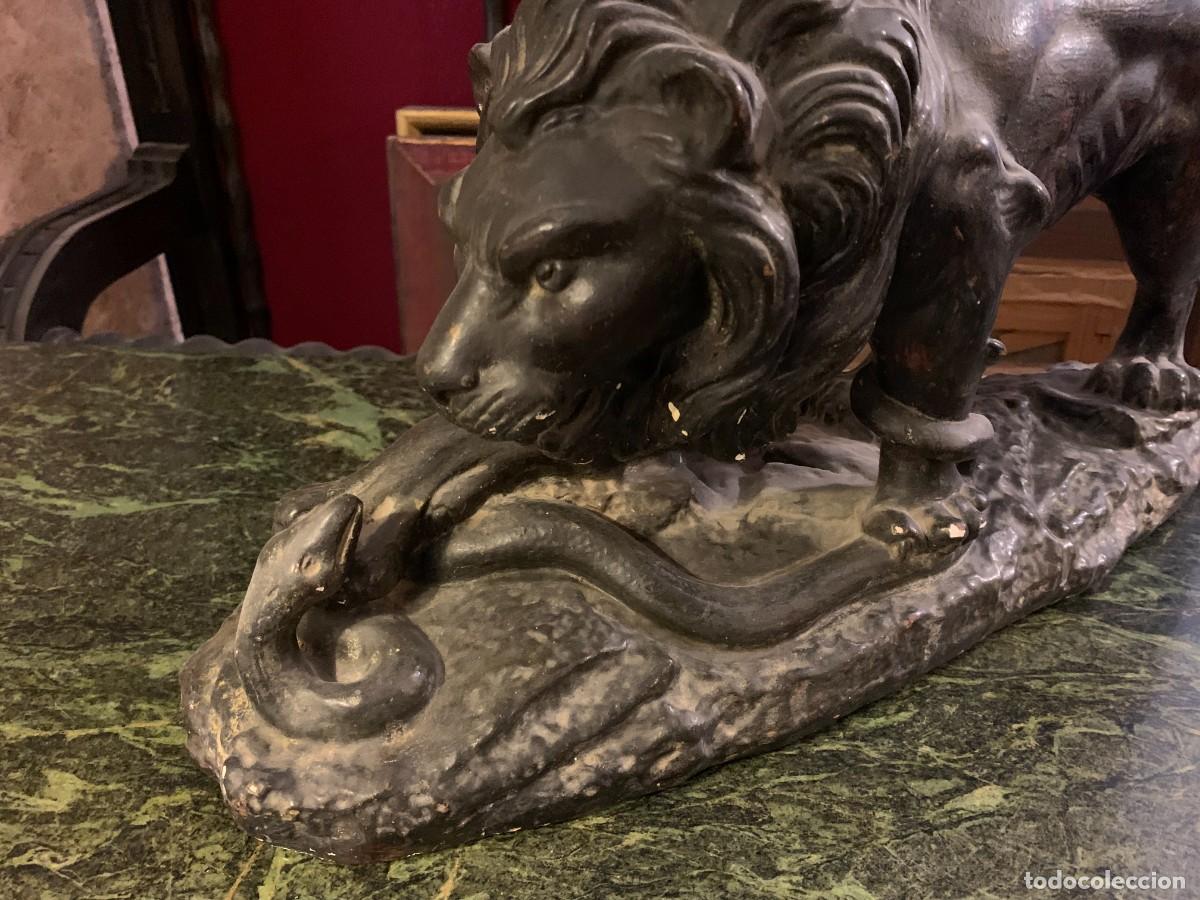 Arte: Antigua escultura de le&oacute;n cazando - Foto 2