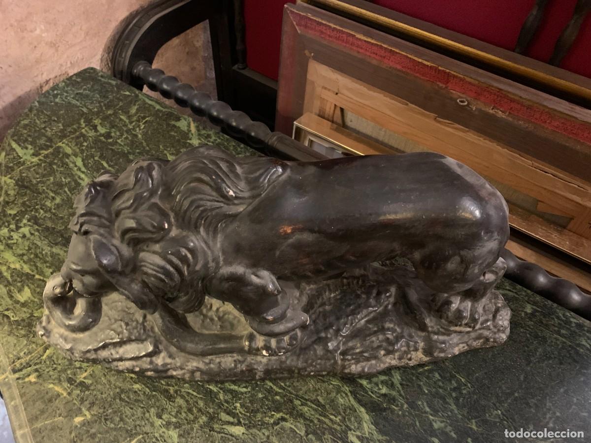 Arte: Antigua escultura de le&oacute;n cazando - Foto 4