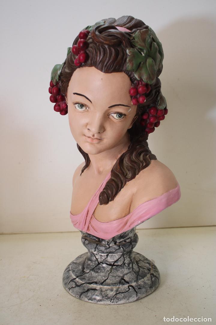 Arte: Doncella griega busto con hojas de uva - Foto 1