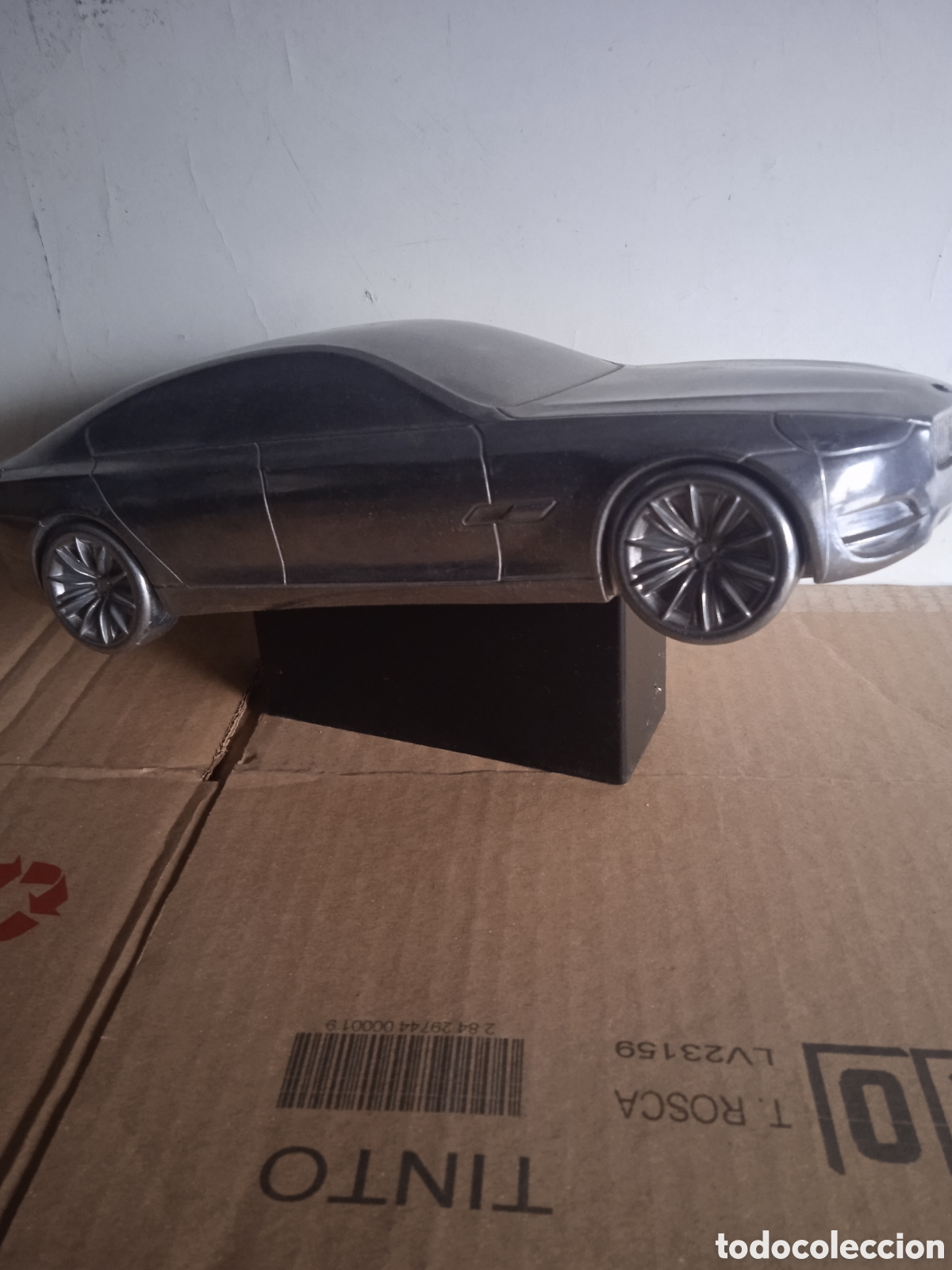 Arte: Escultura de un coche - Foto 1