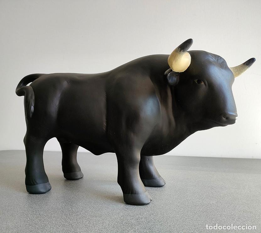 Arte: Toro. Figura de ceramica. 42 x 14 x 21 cms.