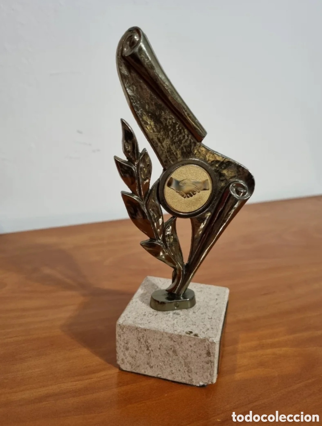 Arte: Trofeo met&aacute;lico con grabado - Foto 1