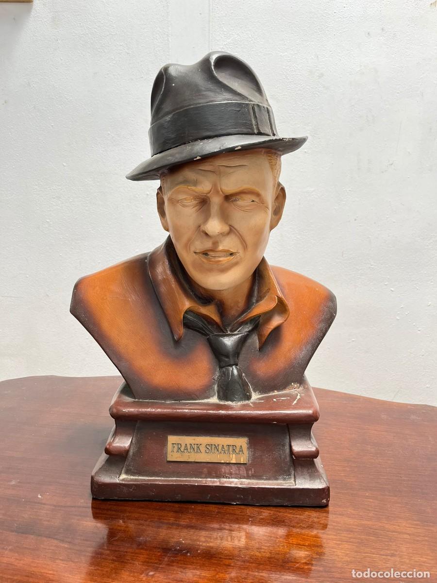 Arte: Escultura de Frank Sinatra, en poli&eacute;ster. - Foto 1