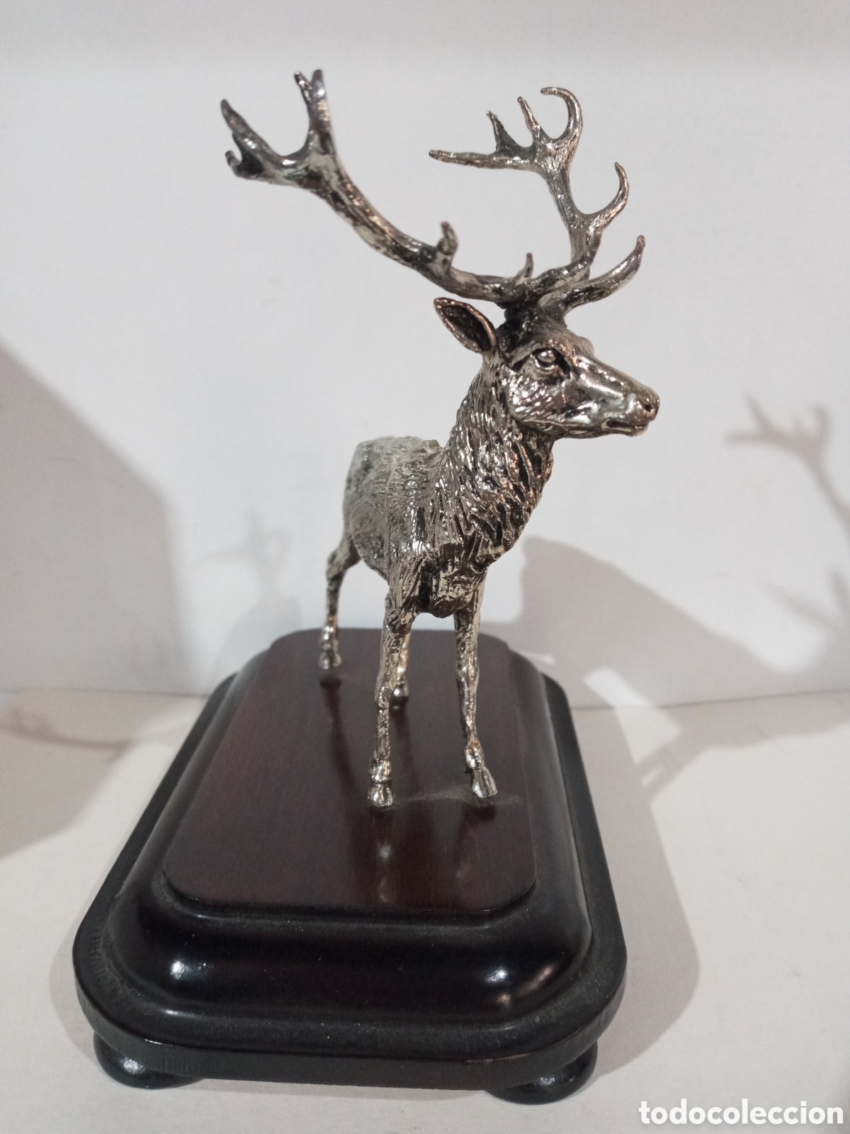 Arte: CIERVO SOBRE PEDESTAL DE MADERA. - Foto 3