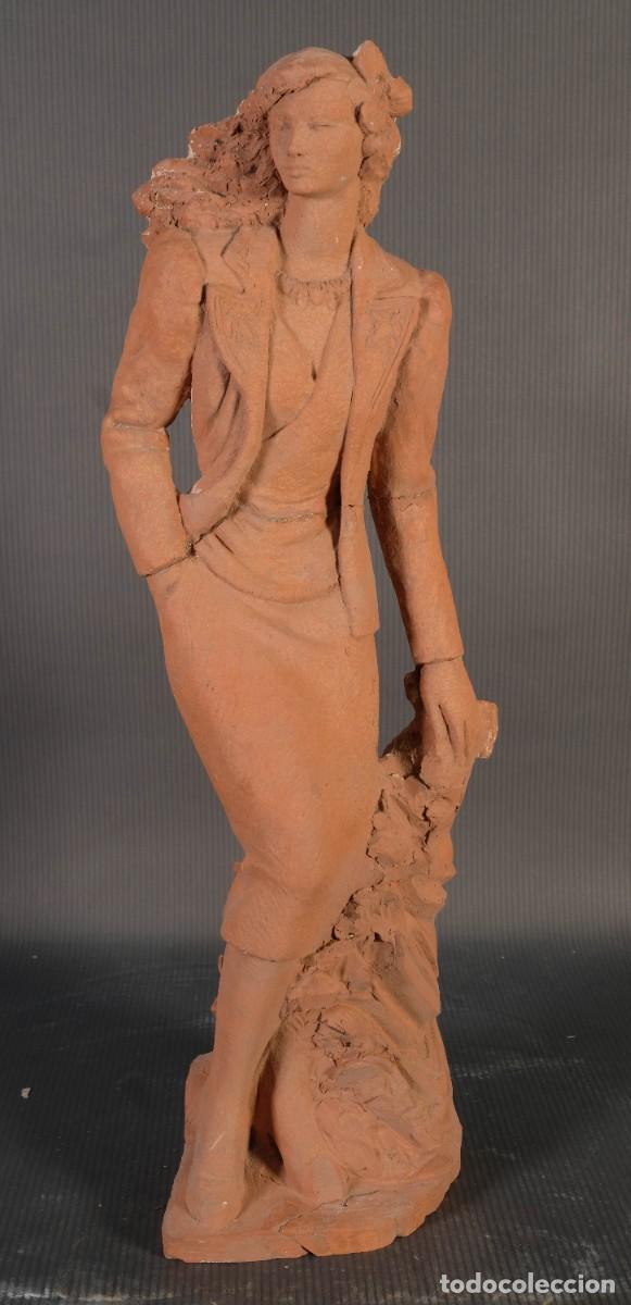 Arte: Figura de mujer en barro - Foto 1