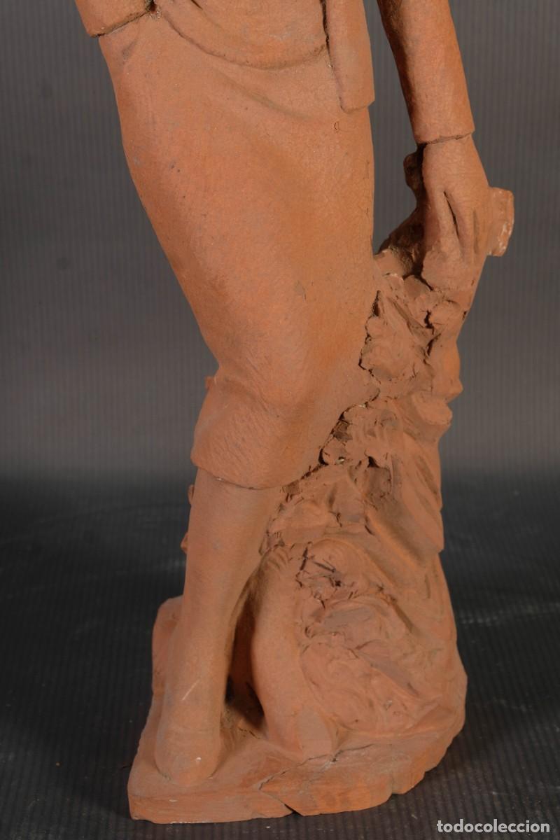 Arte: Figura de mujer en barro - Foto 3