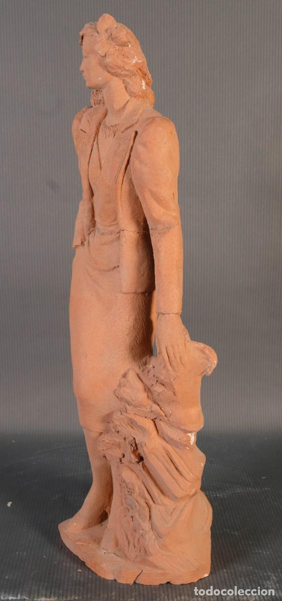 Arte: Figura de mujer en barro - Foto 4