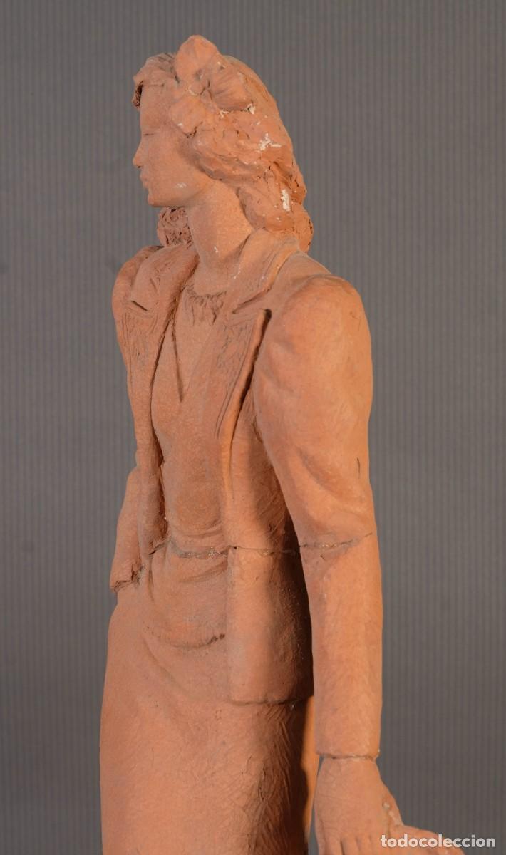 Arte: Figura de mujer en barro - Foto 5