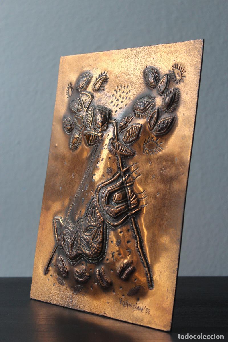 Arte: S. G. Vasudev - Relieve en cobre firmado y datado - Foto 1