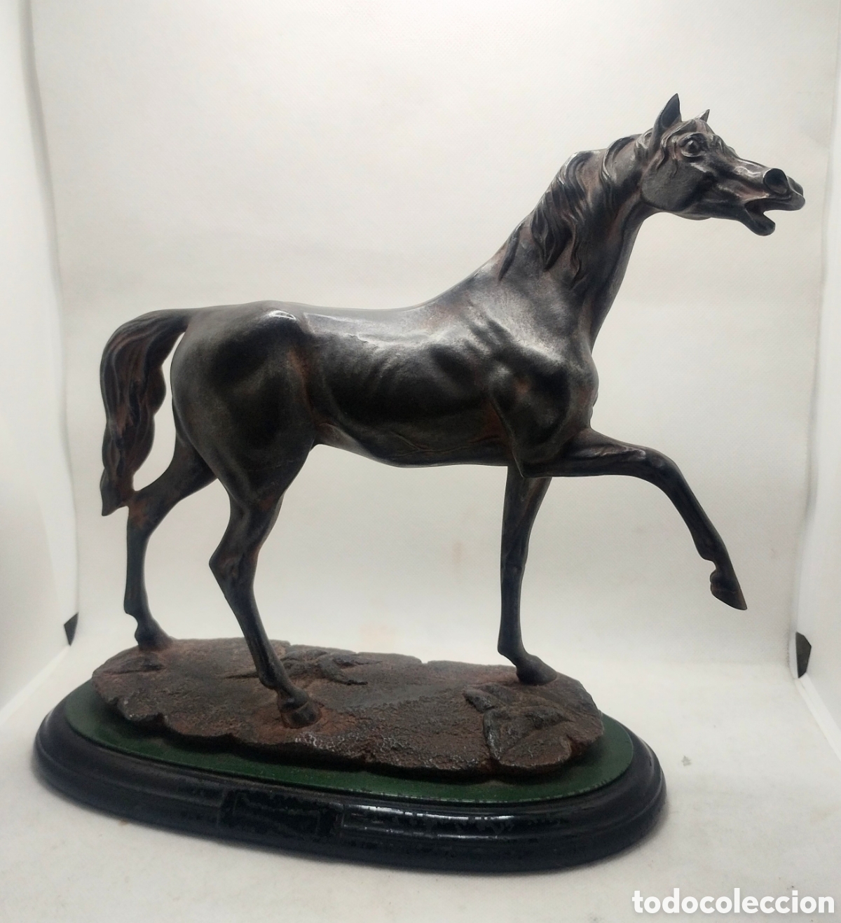 Arte: Caballo en estuco patinado en bronce. - Foto 1