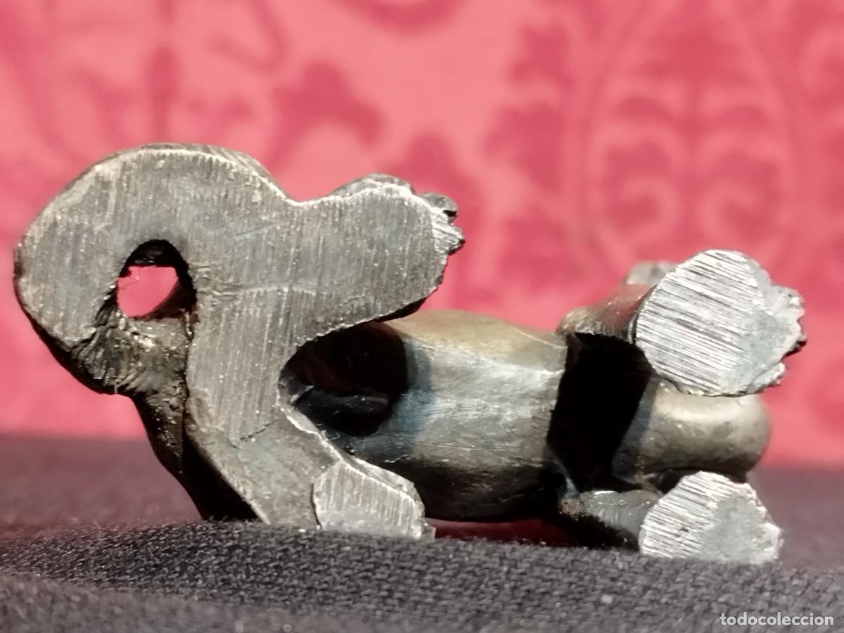 Arte: FIGURA DE PERRO RAZA POINTER PORTANDO UN BARRIL EN SU CUELLO - Foto 3