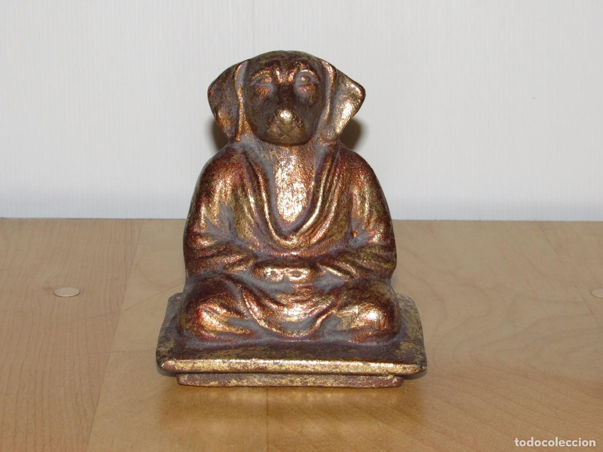 Arte: Escultura figura oriental asi&aacute;tica perro en kimono meditando metal 1807 gr