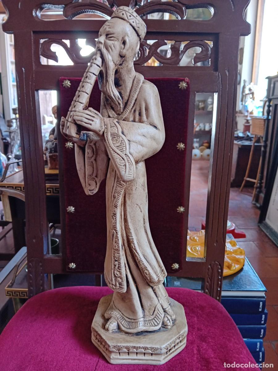 Arte: Chino tocando la flauta de yeso de cada de los 50. - Foto 1