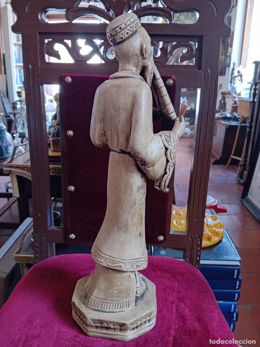 Arte: Chino tocando la flauta de yeso de cada de los 50. - Foto 3