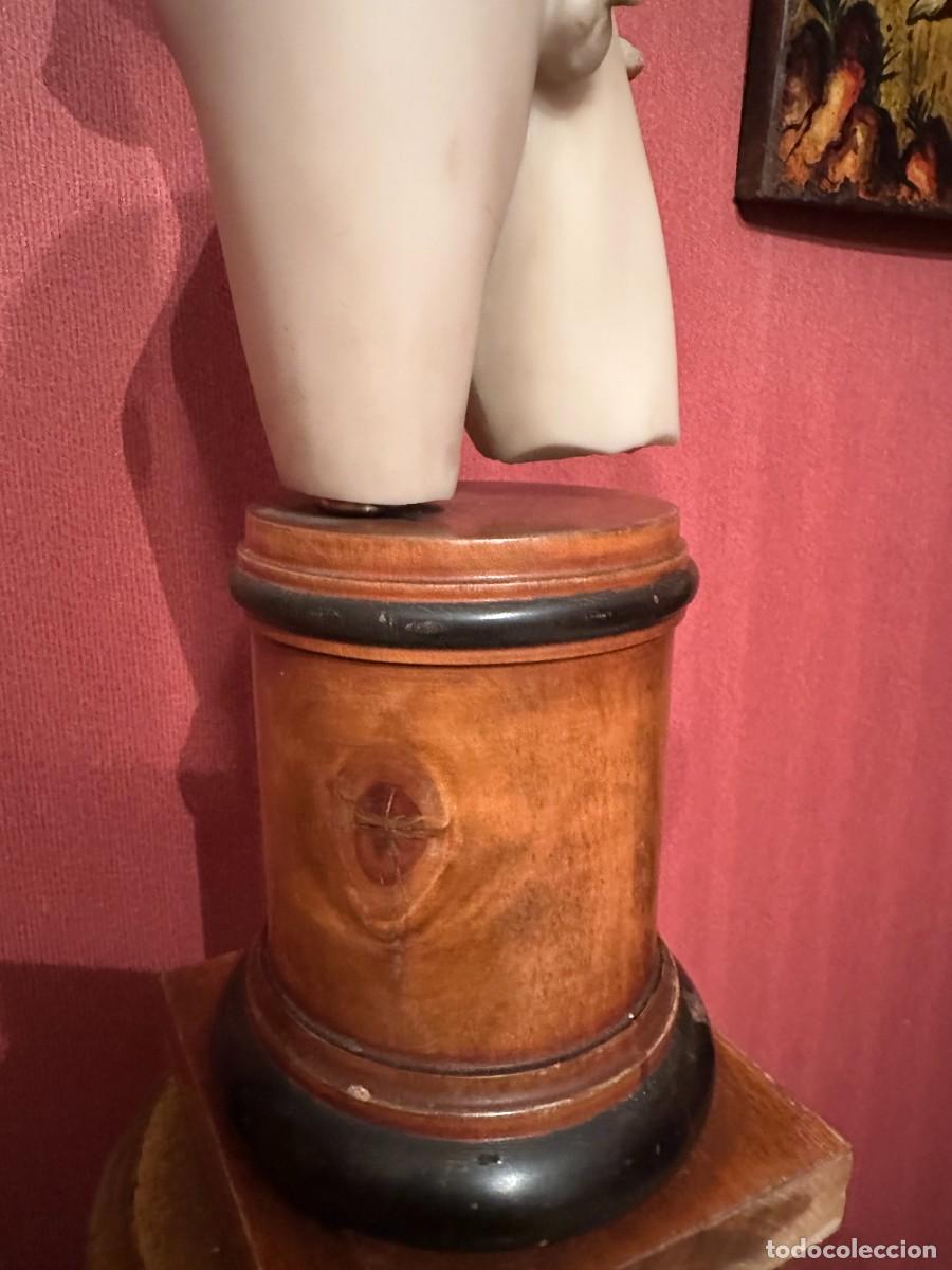 Arte: Antigua figura de Adonis con peana de madera - Foto 4