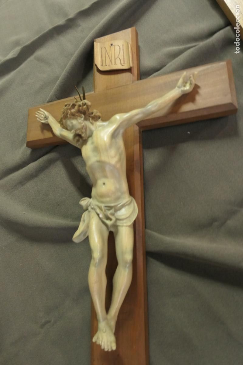 Art: Cruz, crucifijo, Jesucristo, en la cruz. Estuco de Olot
