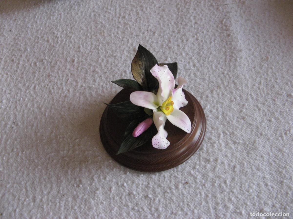 Arte: Flor de orquidea de cer&aacute;mica con peana - Foto 2