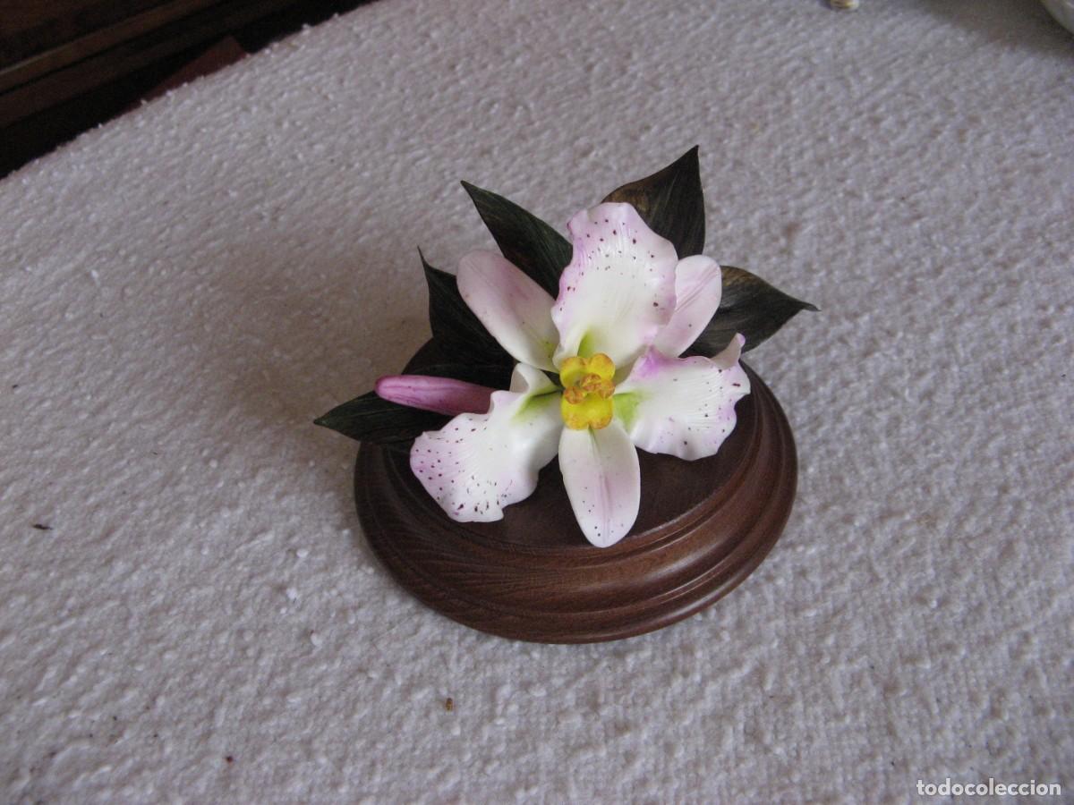 Arte: Flor de orquidea de cer&aacute;mica con peana - Foto 1