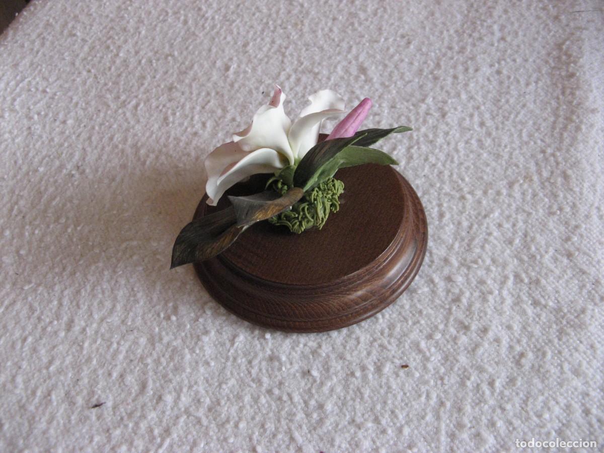 Arte: Flor de orquidea de cer&aacute;mica con peana - Foto 3