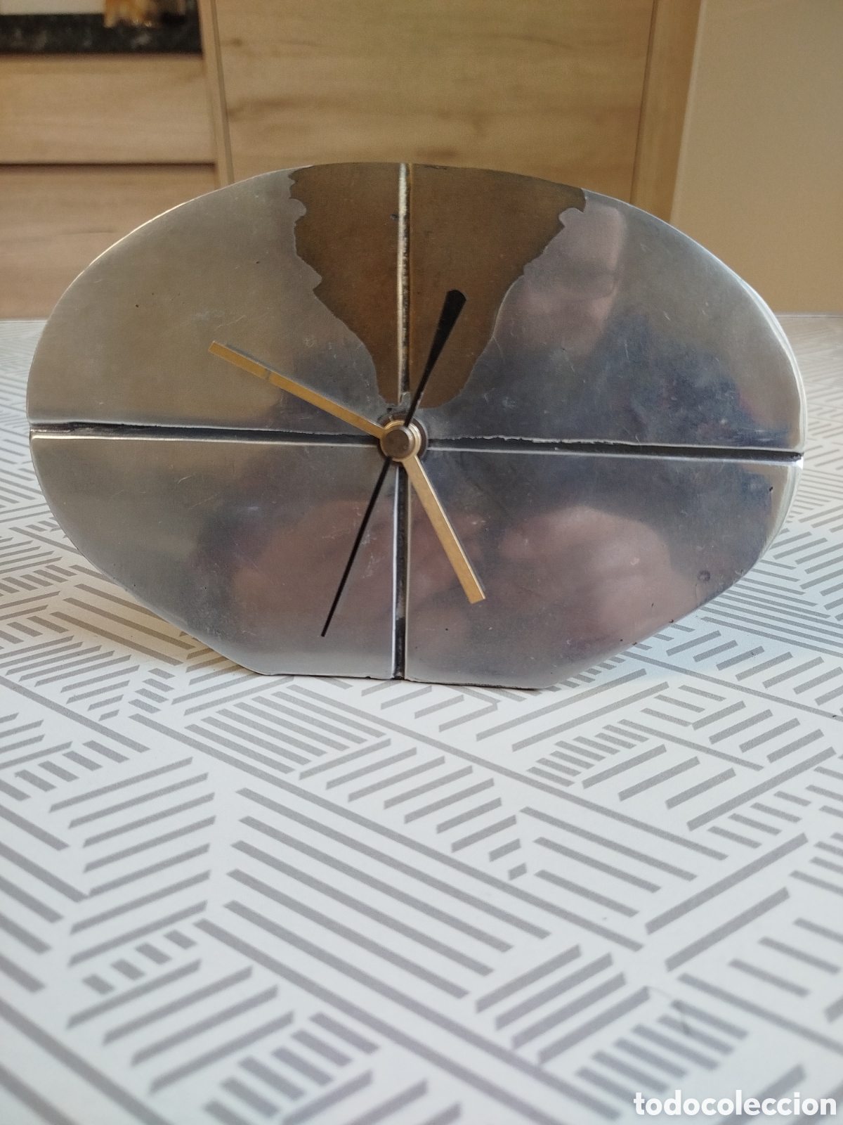 Arte: Reloj de aluminio y bronce, dise&ntilde;o de David Marshall. - Foto 2