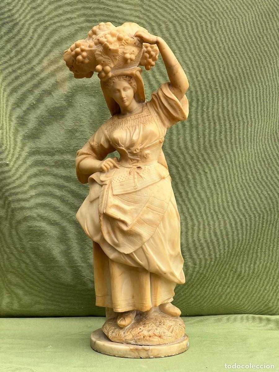 Arte: Escultura antigua en marmolina, mujer con cesta de uvas, Italia s. XIX