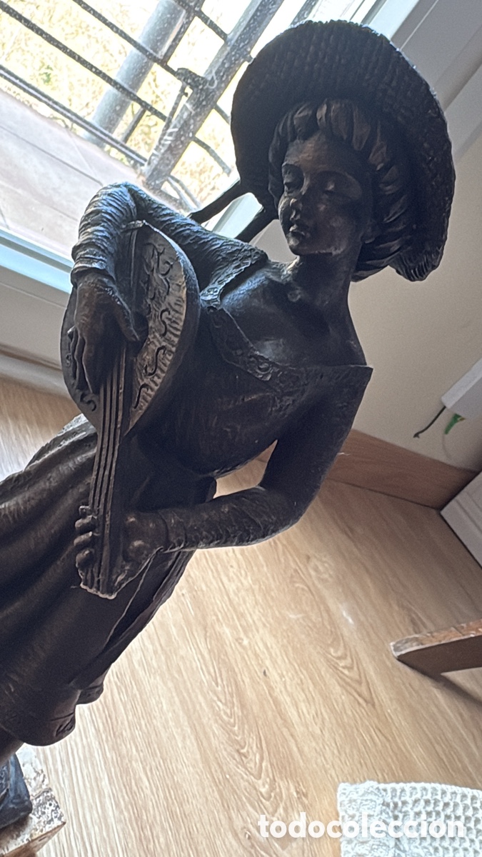 Arte: Escultura de mujer con bandurria - Foto 2