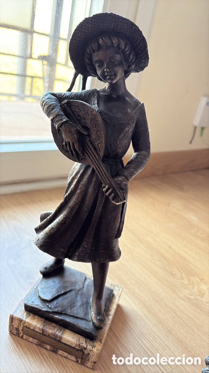Arte: Escultura de mujer con bandurria - Foto 1