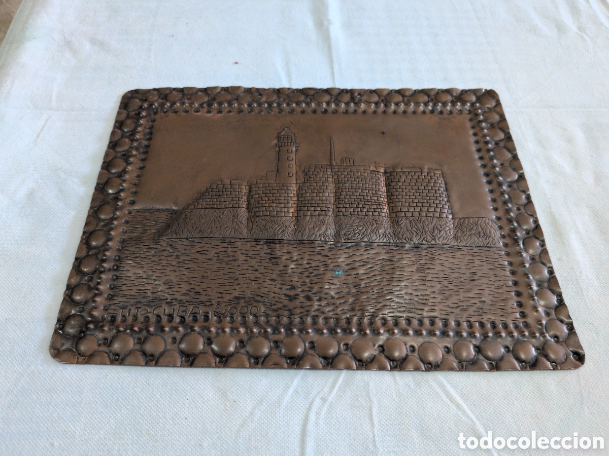Art: Placa de lat&oacute;n repujado. Tito Cuba 2000. Mide 24 x 32 cm.