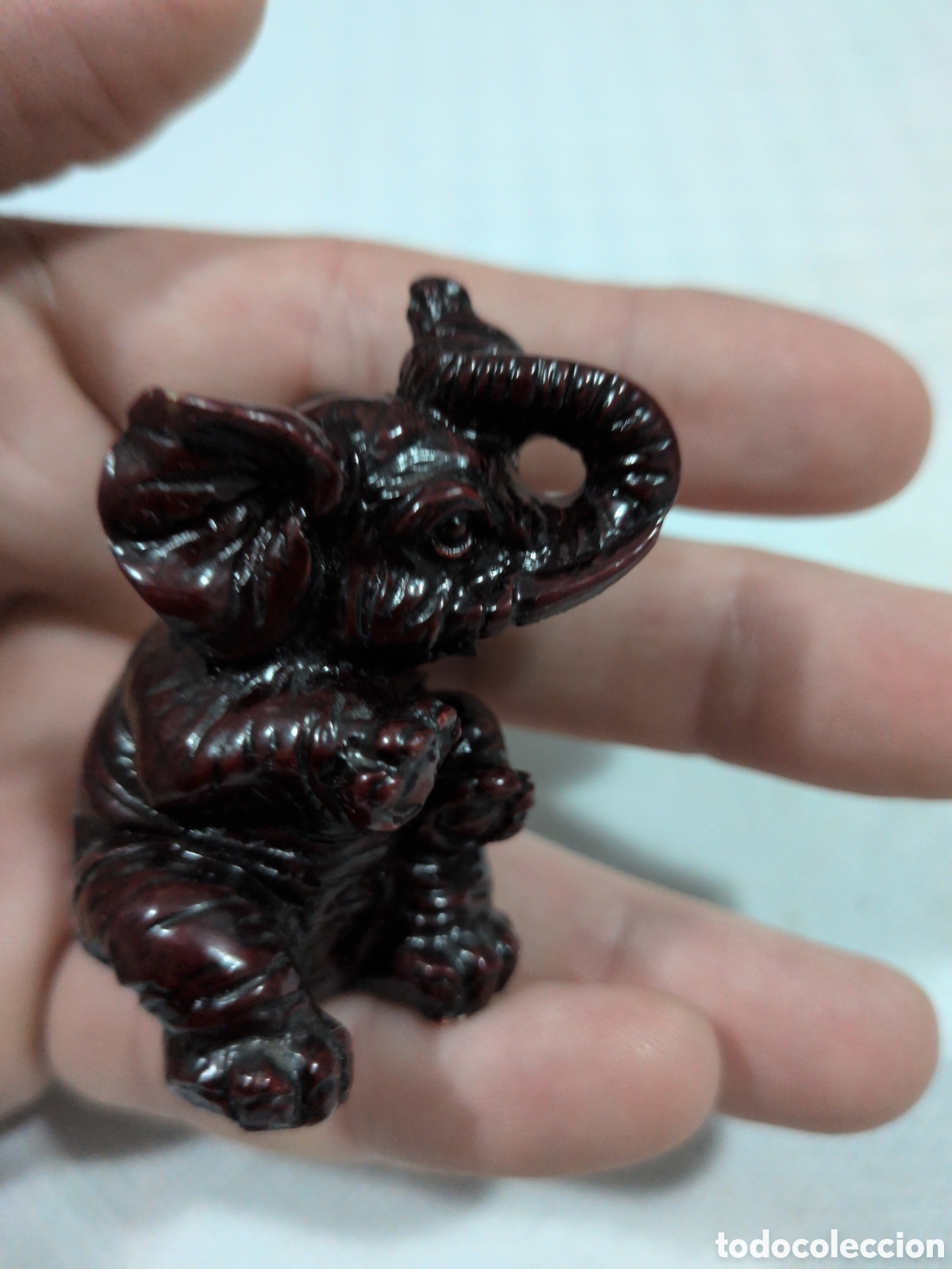 Art: FIGURA ELEFANTE DE RESINA PATINADA MADERA PALO ROSA. CHINA SIGLO XX