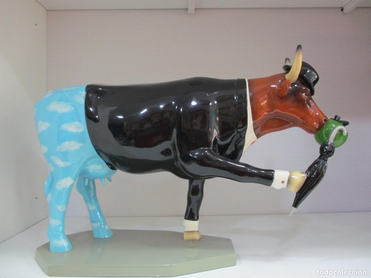 Arte: ESCULTURA SERIE COWPARADE - VACA - MODELO Moogritte - RENE MAGRITTE - POLIRESINA - 31 CM Extra Large