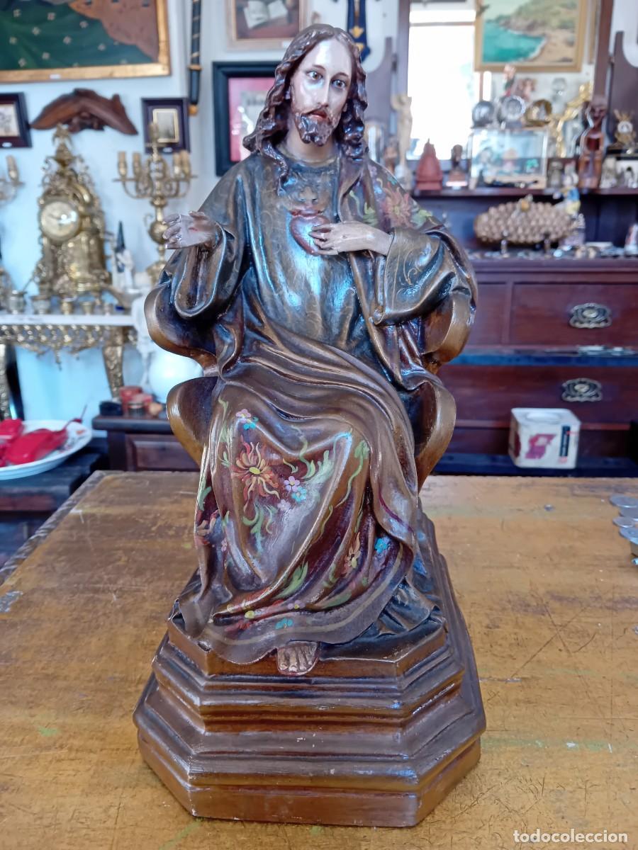 Art: Cristo entronizado de estuco.