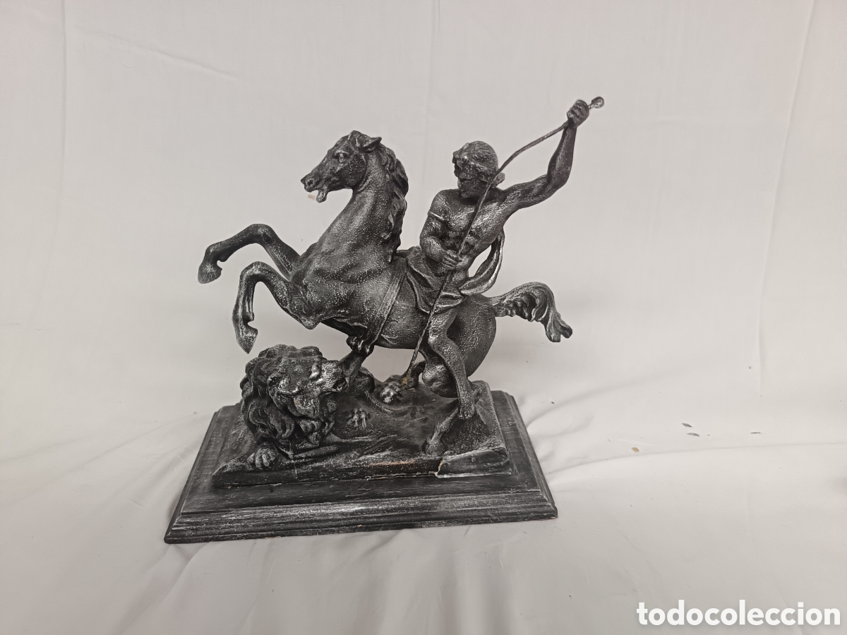 Arte: ESCULTURA DE JINETE A CABALLO MATANDO LE&Oacute;N, CALAMINA Y BASE DE MADERA